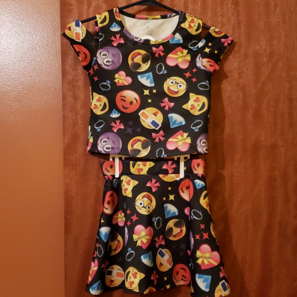 😍😹EMOJI OUTFIT😎😻🤩Sooo Cute!! Worn Once!